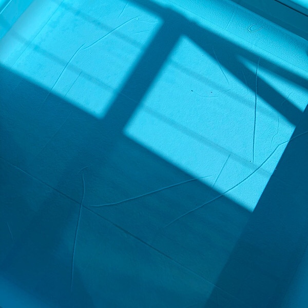hellblaues Poolbild mit Schatten