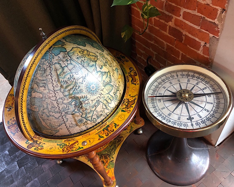 Weltkugel und Kompass in der Hotellobby