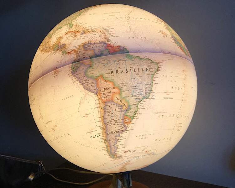 beleuchteter Globus mit den Umrissen von Südamerika