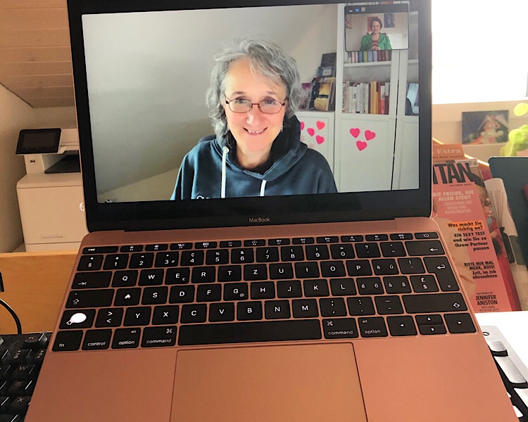 Laptop mit Monika Stolina - einer Frau mit lockigen grauen Haaren und einem grossen Lächeln 