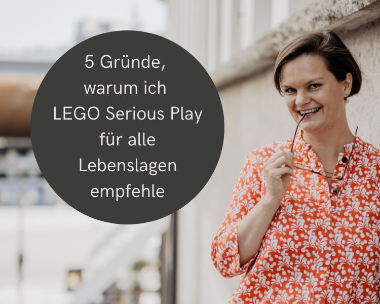 Christine an der Mauer mit Brille in der Hand und der Überschrift 5 Gründe, warum ich LEGO Serious Play in allen Lebenslagen empfehle